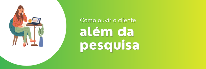 Pessoa analisando formulários detalhados de feedback para entender melhor a satisfação do cliente