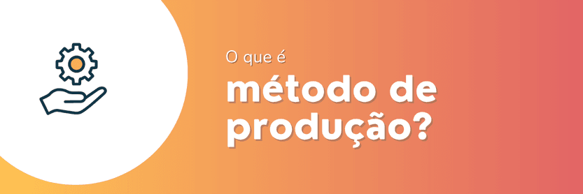 Ilustração com ícone de mão segurando uma engrenagem, em estilo linha com cores flat, ao lado do texto "O que é método de produção?" sobre fundo em gradiente do laranja ao rosa.