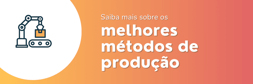 Arte gráfica com ícone de braço robótico manipulando caixa sobre esteira, ao lado do texto "Saiba mais sobre os melhores métodos de produção", em fundo com degradê laranja e rosa.